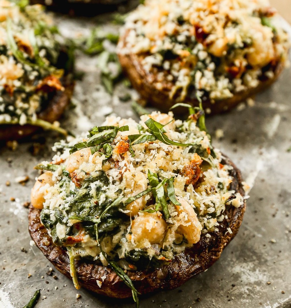 Portobello sēnes, pildītas ar kazas sieru un pupiņām